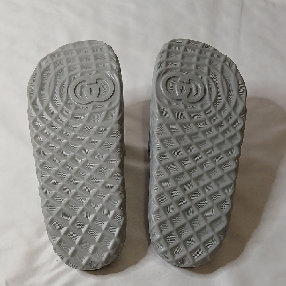 Gucci Textured Gray Slides with Logo - Picture 3 of 3